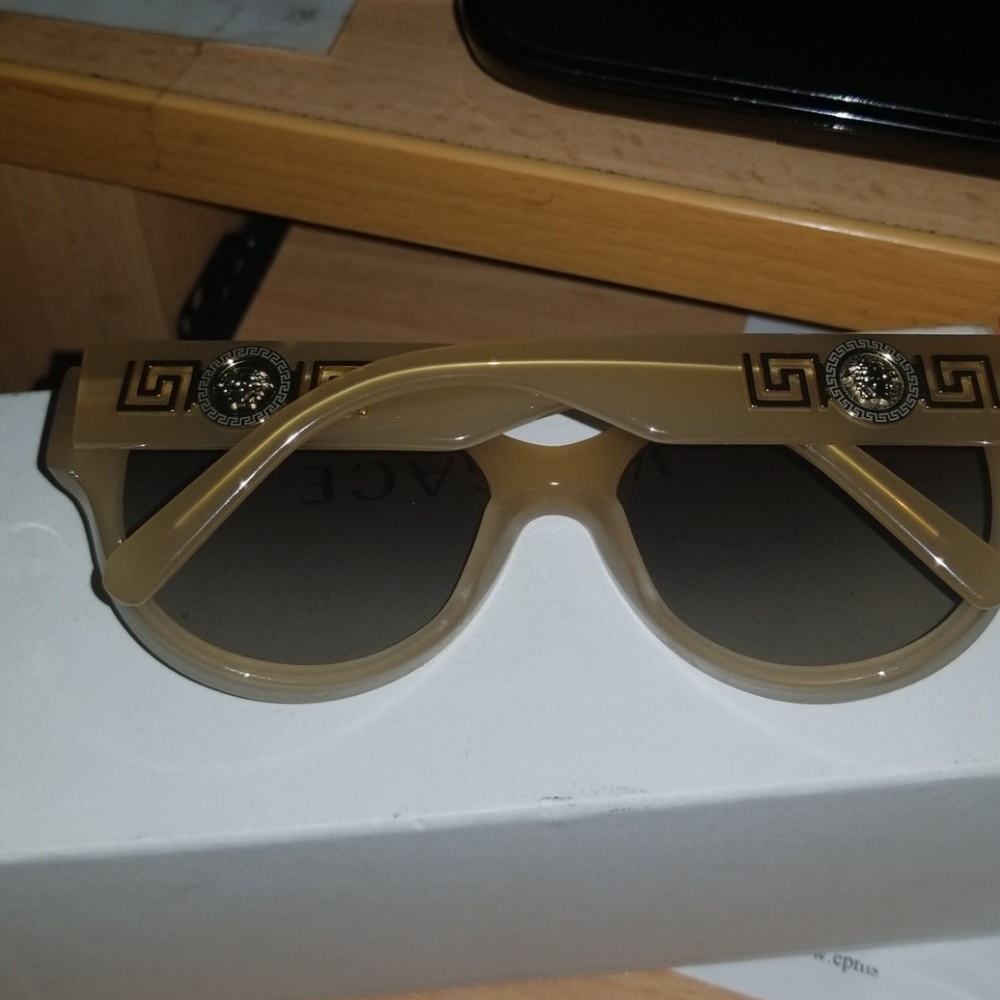 Authentic Versace Glass - Picture 8 of 8